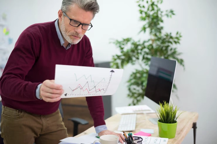 Pearl Lemon Sales Expert Analyzing Performance Data